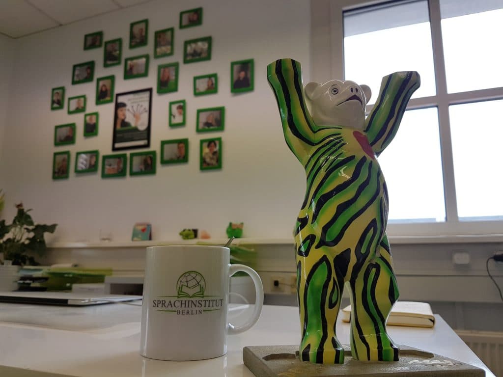 Sprachinstitut Berlin – Unser Büro mit Berliner Bär